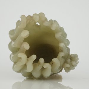 A jade buddha hand on a carved wood stand, Qing dynasty, 18th C. — photo 6