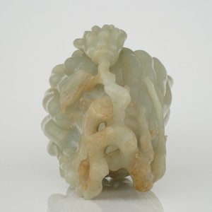A jade buddha hand on a carved wood stand, Qing dynasty, 18th C. — photo 8