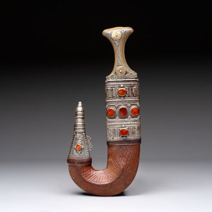 A jambiya-style dagger or 'Asib' with horn hilt and silver-plated mounts, Yemen, 19th C. — 照片 1