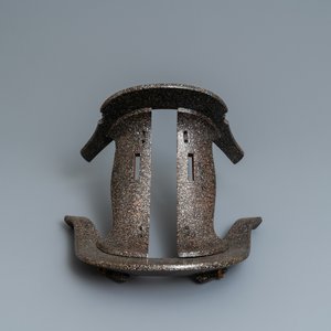 A Japanese aogai-nashiji 'kura' saddle with associated 'abumi' stirrups, Muromachi, 16th C. — photo 15