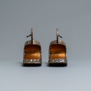 A Japanese aogai-nashiji 'kura' saddle with associated 'abumi' stirrups, Muromachi, 16th C. — photo 6
