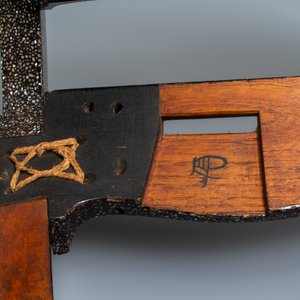 A Japanese aogai-nashiji 'kura' saddle with associated 'abumi' stirrups, Muromachi, 16th C. — 照片 18