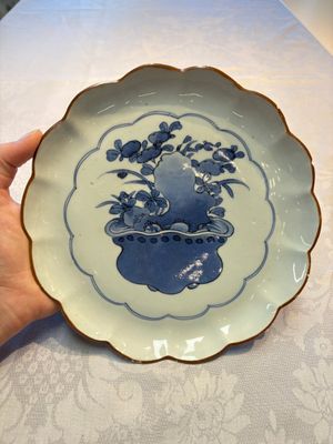 A Japanese Arita blue and white 'Bonsai' plate, Fuku mark, Edo, 17th C. — photo 1