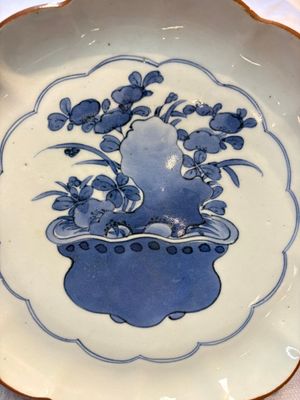 A Japanese Arita blue and white 'Bonsai' plate, Fuku mark, Edo, 17th C. — photo 2