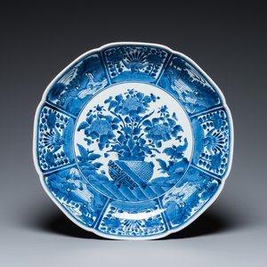 A Japanese Arita blue and white dish, Edo, 18th C. — 照片 1