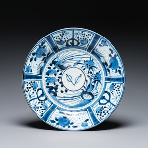 A Japanese Arita blue and white dish with VOC monogram, Edo, 17th C. — 照片 1