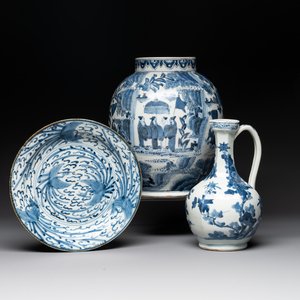 A Japanese Arita blue and white jar, a dish and a ewer, Edo, 17/18th C. — photo 1