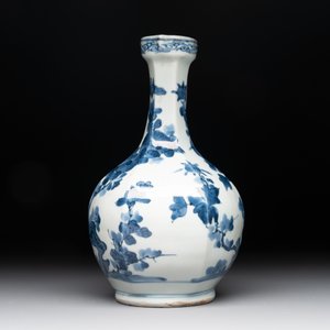 A Japanese Arita blue and white jar, a dish and a ewer, Edo, 17/18th C. — photo 11