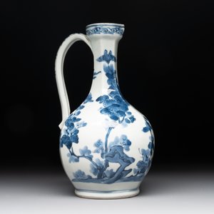 A Japanese Arita blue and white jar, a dish and a ewer, Edo, 17/18th C. — photo 12