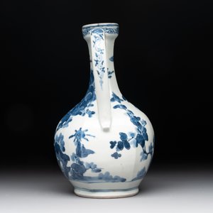 A Japanese Arita blue and white jar, a dish and a ewer, Edo, 17/18th C. — photo 13