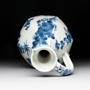 A Japanese Arita blue and white jar, a dish and a ewer, Edo, 17/18th C. — photo 14