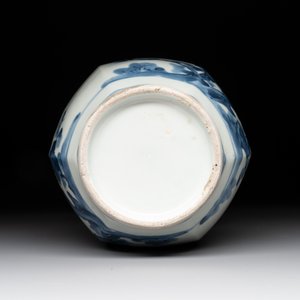A Japanese Arita blue and white jar, a dish and a ewer, Edo, 17/18th C. — photo 15
