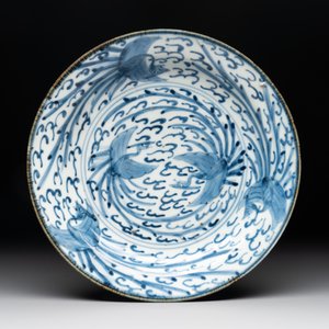A Japanese Arita blue and white jar, a dish and a ewer, Edo, 17/18th C. — photo 2