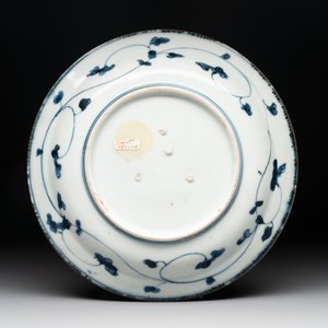 A Japanese Arita blue and white jar, a dish and a ewer, Edo, 17/18th C. — photo 3
