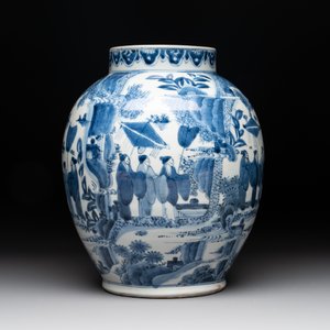 A Japanese Arita blue and white jar, a dish and a ewer, Edo, 17/18th C. — photo 4
