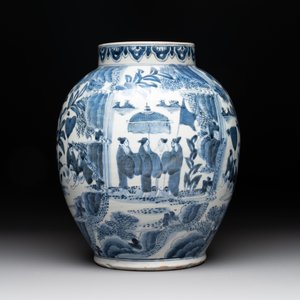 A Japanese Arita blue and white jar, a dish and a ewer, Edo, 17/18th C. — photo 6