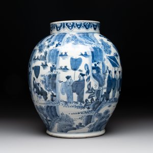 A Japanese Arita blue and white jar, a dish and a ewer, Edo, 17/18th C. — photo 7