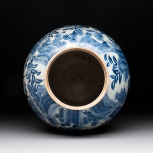 A Japanese Arita blue and white jar, a dish and a ewer, Edo, 17/18th C. — photo 8
