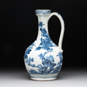 A Japanese Arita blue and white jar, a dish and a ewer, Edo, 17/18th C. — photo 10
