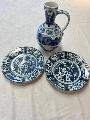 A Japanese Arita blue and white jug and a pair of plates, Edo, 17th C. — 照片 1
