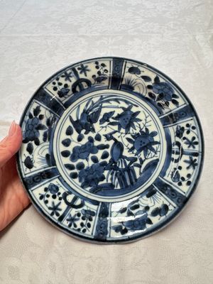 A Japanese Arita blue and white jug and a pair of plates, Edo, 17th C. — 照片 19