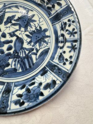 A Japanese Arita blue and white jug and a pair of plates, Edo, 17th C. — 照片 23
