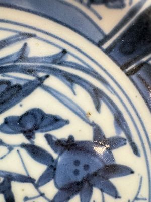 A Japanese Arita blue and white jug and a pair of plates, Edo, 17th C. — 照片 25
