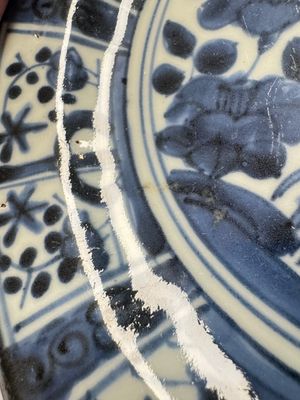 A Japanese Arita blue and white jug and a pair of plates, Edo, 17th C. — 照片 26