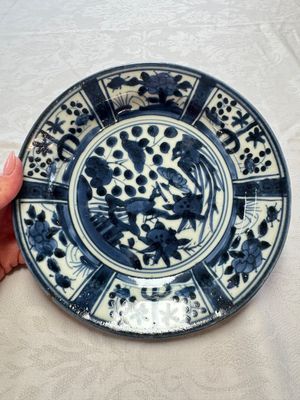 A Japanese Arita blue and white jug and a pair of plates, Edo, 17th C. — 照片 34