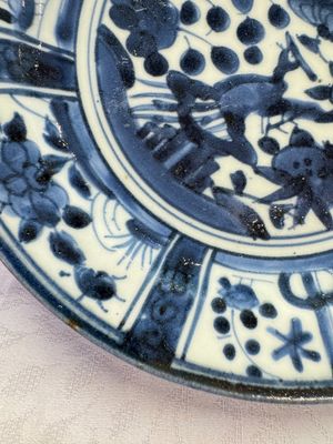 A Japanese Arita blue and white jug and a pair of plates, Edo, 17th C. — 照片 35