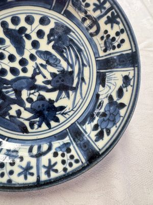 A Japanese Arita blue and white jug and a pair of plates, Edo, 17th C. — 照片 38