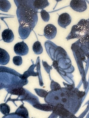 A Japanese Arita blue and white jug and a pair of plates, Edo, 17th C. — 照片 40