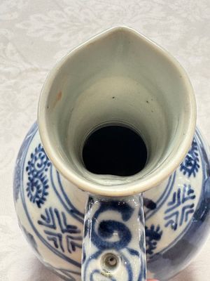 A Japanese Arita blue and white jug and a pair of plates, Edo, 17th C. — 照片 10