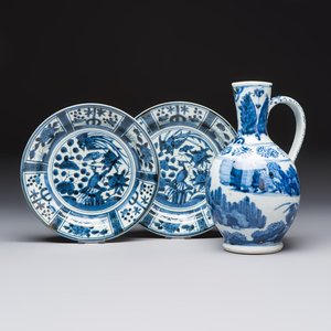 A Japanese Arita blue and white jug and a pair of plates, Edo, 17th C. — 照片 1