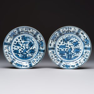 A Japanese Arita blue and white jug and a pair of plates, Edo, 17th C. — 照片 2