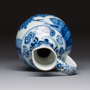 A Japanese Arita blue and white jug and a pair of plates, Edo, 17th C. — 照片 8