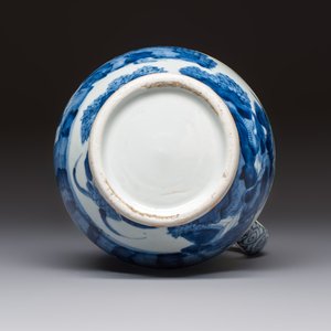 A Japanese Arita blue and white jug and a pair of plates, Edo, 17th C. — 照片 9