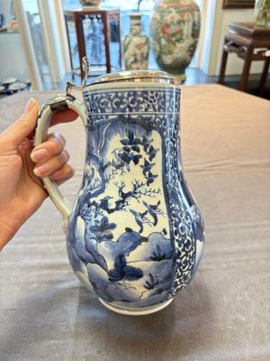A Japanese Arita blue and white jug and a silver-mounted tankard, Edo, 17/18th C. — 照片 1