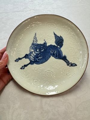 A Japanese Arita blue and white Kakiemon-style 'Kirin' plate with underglaze relief design, Edo, 18th C. — foto 1