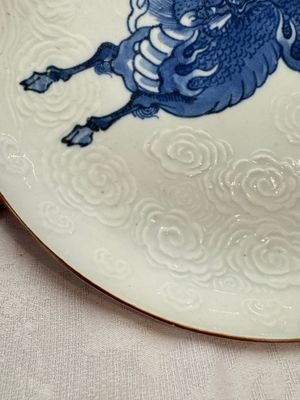A Japanese Arita blue and white Kakiemon-style 'Kirin' plate with underglaze relief design, Edo, 18th C. — foto 2
