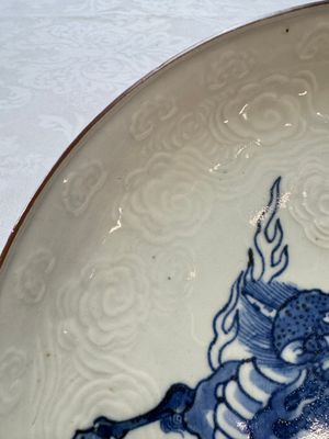 A Japanese Arita blue and white Kakiemon-style 'Kirin' plate with underglaze relief design, Edo, 18th C. — foto 3