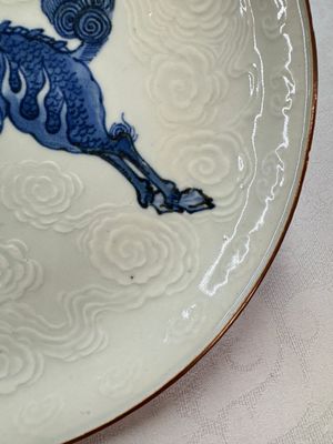 A Japanese Arita blue and white Kakiemon-style 'Kirin' plate with underglaze relief design, Edo, 18th C. — foto 5