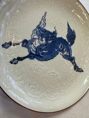 A Japanese Arita blue and white Kakiemon-style 'Kirin' plate with underglaze relief design, Edo, 18th C. — foto 6
