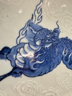 A Japanese Arita blue and white Kakiemon-style 'Kirin' plate with underglaze relief design, Edo, 18th C. — foto 7
