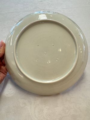 A Japanese Arita blue and white Kakiemon-style 'Kirin' plate with underglaze relief design, Edo, 18th C. — foto 8