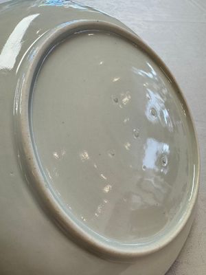 A Japanese Arita blue and white Kakiemon-style 'Kirin' plate with underglaze relief design, Edo, 18th C. — foto 9