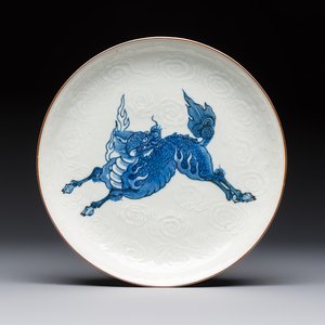 A Japanese Arita blue and white Kakiemon-style 'Kirin' plate with underglaze relief design, Edo, 18th C. — foto 1