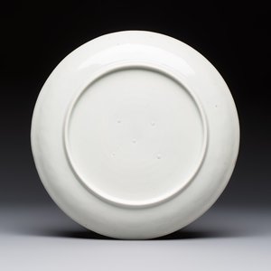 A Japanese Arita blue and white Kakiemon-style 'Kirin' plate with underglaze relief design, Edo, 18th C. — foto 2