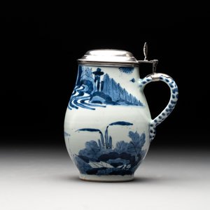 A Japanese Arita blue and white mug with Dutch silver lid, marked for Zwolle, Arnoldus Waterham (1705/1748), Edo, 17/18th C. — photo 3