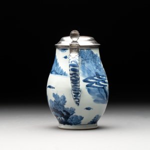 A Japanese Arita blue and white mug with Dutch silver lid, marked for Zwolle, Arnoldus Waterham (1705/1748), Edo, 17/18th C. — photo 4